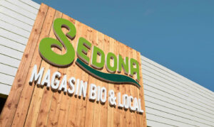 Logo sur la façade du magasin Sedona